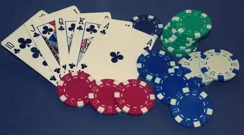RNR303 slot tema Asia dengan simbol keberuntungan dan bonus scatter